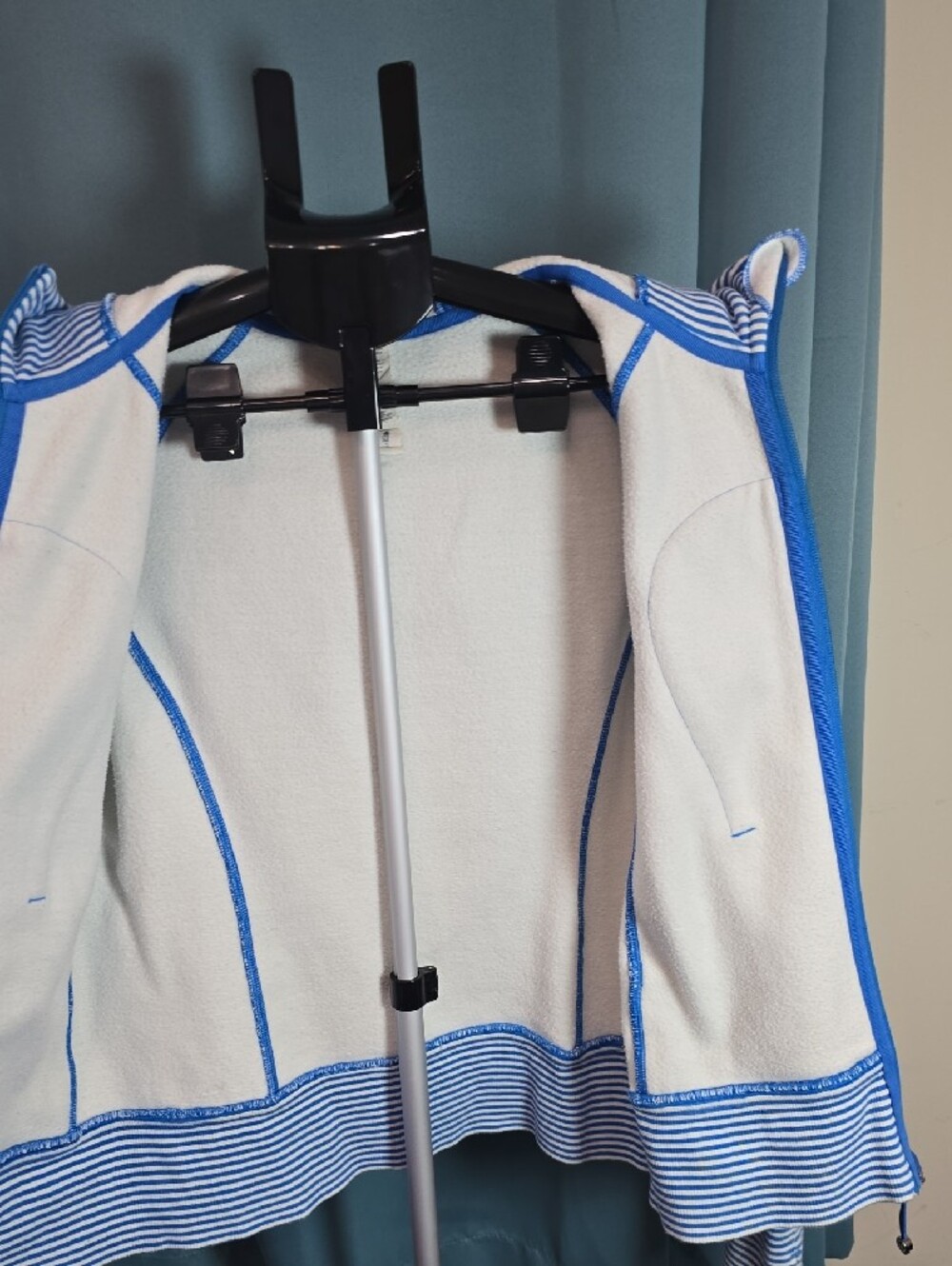 Lululemon Scuba Hoodie *Stretch
Slope Stripe Printed Polar Cream Beaming Blue 6 - Picture 7 of 8